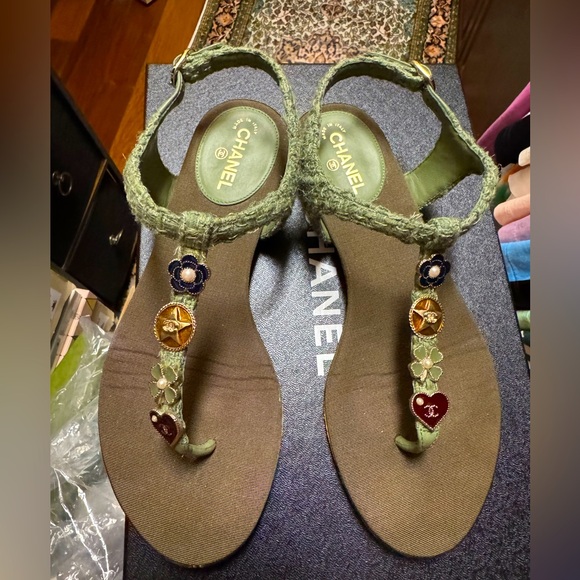 Authentic used Chanel enamel decor sandals - Picture 1 of 4